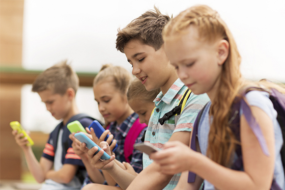 Pesquisa do Google mostra que crianças ganham o primeiro dispositivo com internet aos 10 anos